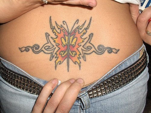 背部橙色的蝴蝶纹身图案