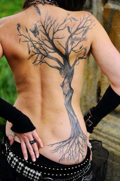 女孩背部树根和蝴蝶纹身图案