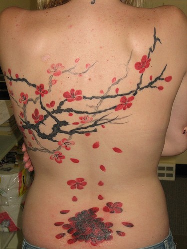 背部中国风彩色梅花纹身图案