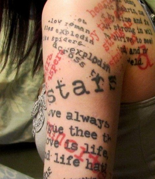 手臂红色和黑色的混乱字母纹身图案