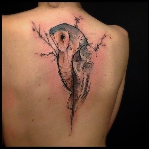 背部雕刻风格彩色的美丽猫头鹰纹身图案