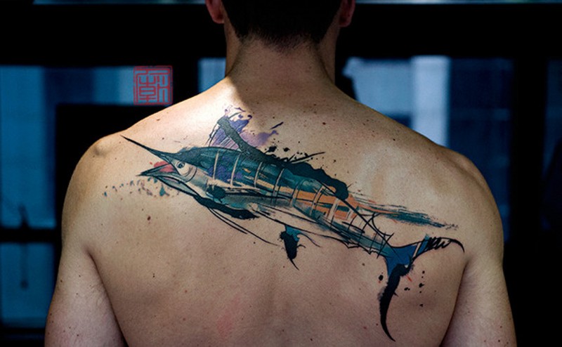 背部现代风格的彩色海洋鱼类纹身图案