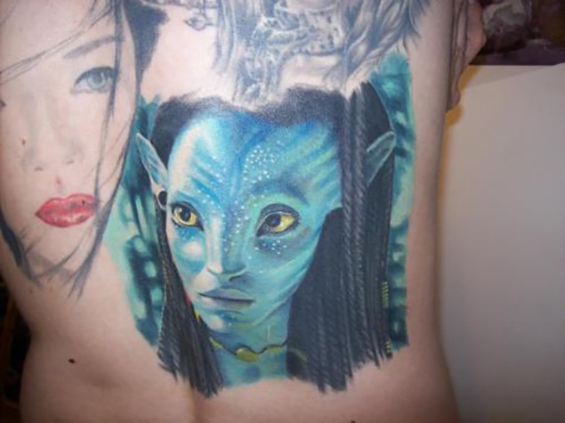 背部彩绘写实的阿凡达肖像纹身图案