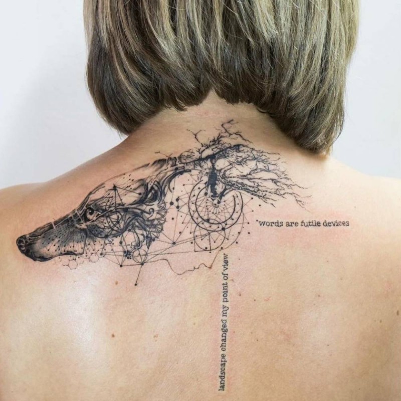 背部黑色线条个性的狼头字母纹身图案