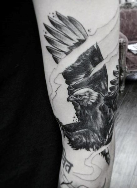 手臂辉煌的黑白老鹰纹身图案