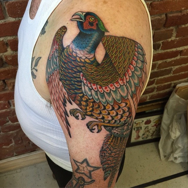 大臂漂亮的彩色鸟纹身图案