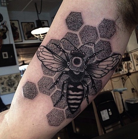 大臂点刺风格黑色蜜蜂饰品纹身图案
