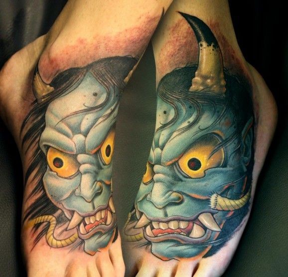 脚背彩色的亚洲恶魔纹身图案