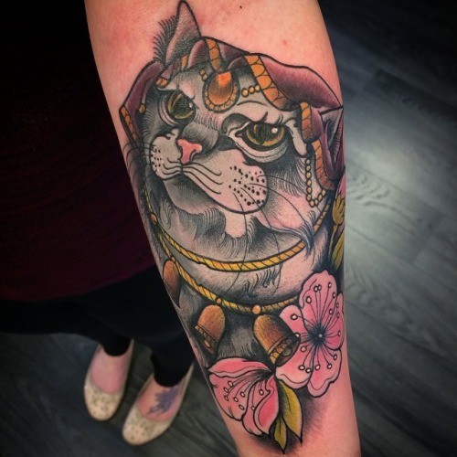 手臂上可爱的猫公主和花朵纹身图案