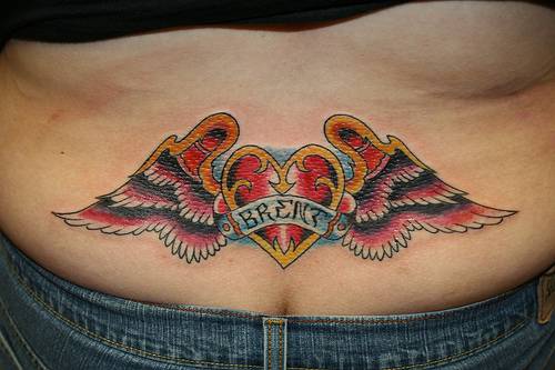 背部彩色的翅膀与心形纹身图案