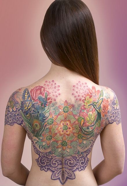 女生背部五颜六色的花卉与蝴蝶小鸟纹身图案