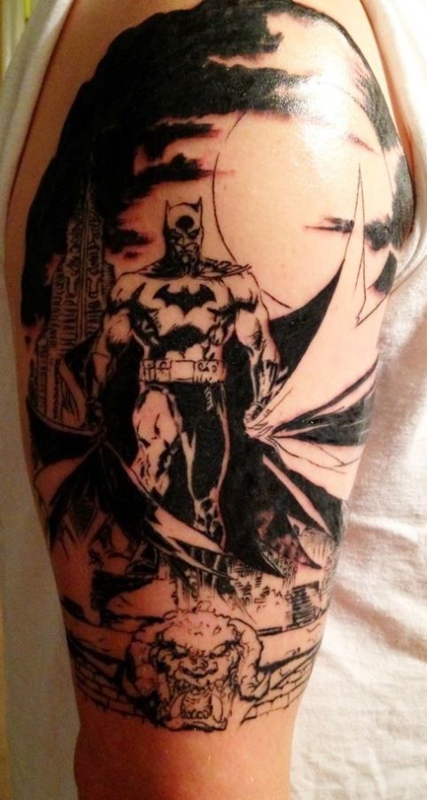 手臂上的黑灰色蝙蝠侠纹身图案