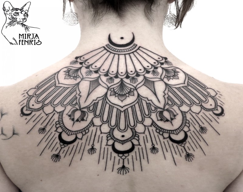 背部传统黑色线条梵花纹身图案