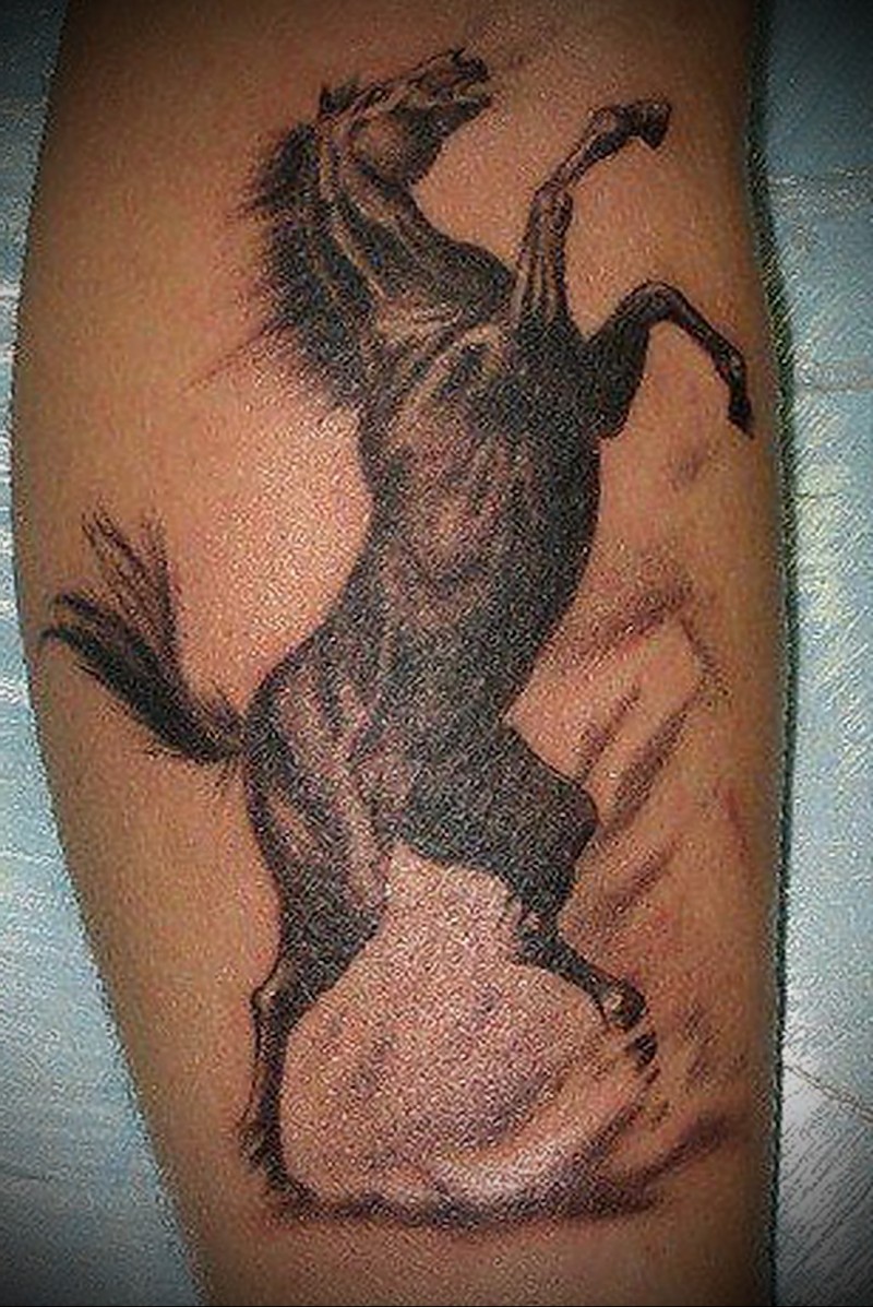 小腿黑色的跳跃马纹身图案