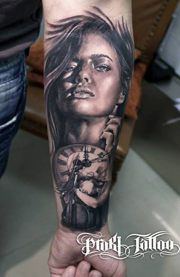 手臂黑白写实诱人的女人肖像与旧时钟纹身图案