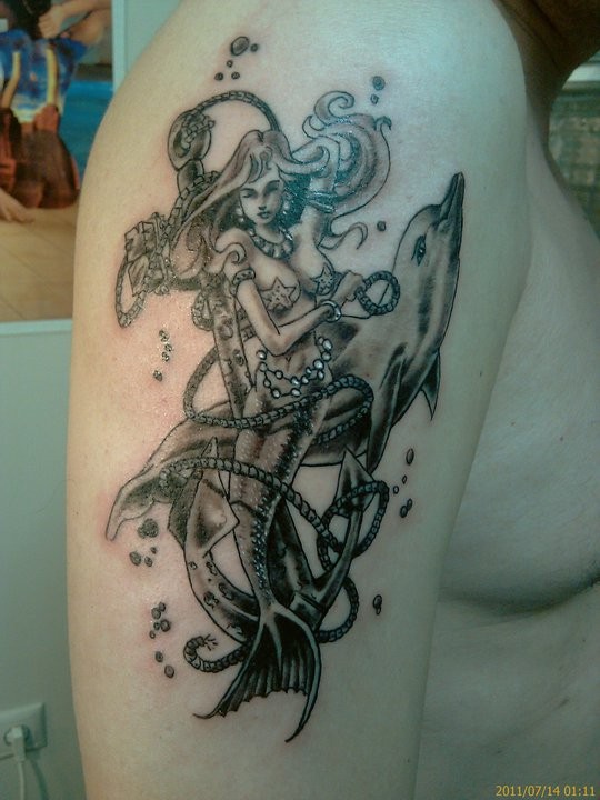 手臂上的黑灰色美人鱼海豚纹身图案