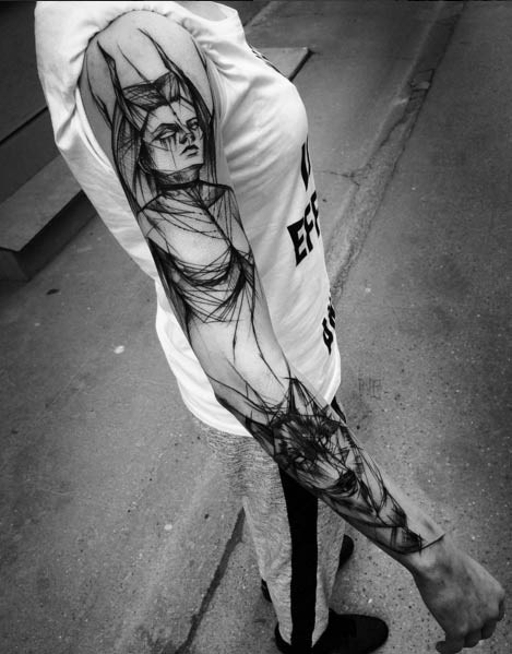 手臂黑色素描风格的恶魔女人与狼纹身图案