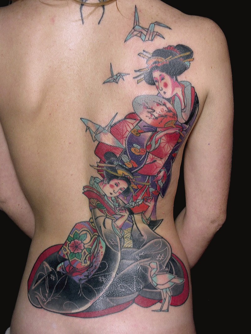 背部亚洲风格的五彩艺妓和千纸鹤纹身图案