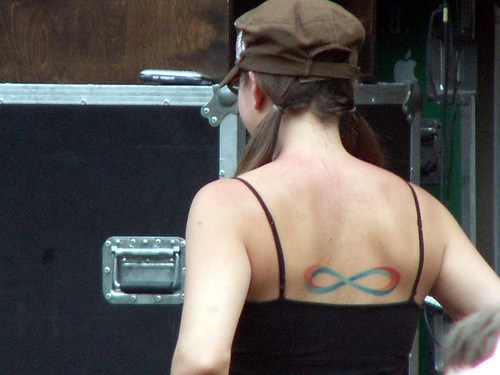 女生背部彩色的无限符号纹身图案