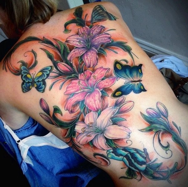 背部难以置信的彩绘逼真花卉与蝴蝶纹身图案