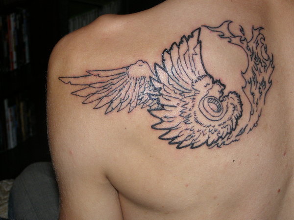 背部黑色的翅膀和树纹身图案