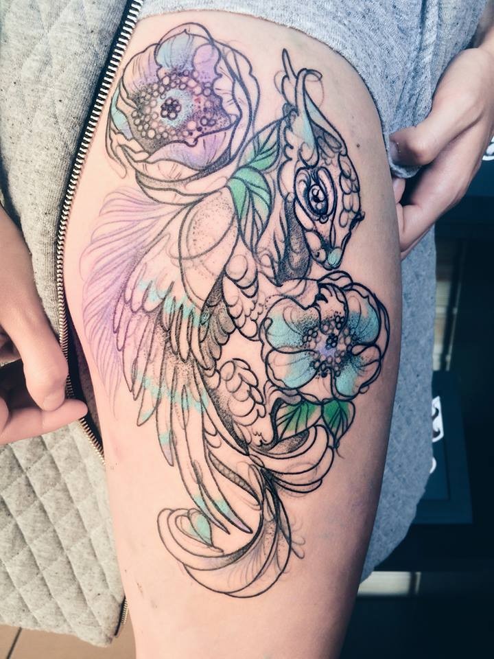 大腿素描风格彩色小鸟与花朵纹身图案