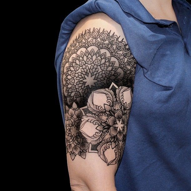 大臂印度教风格的黑色梵花纹身图案
