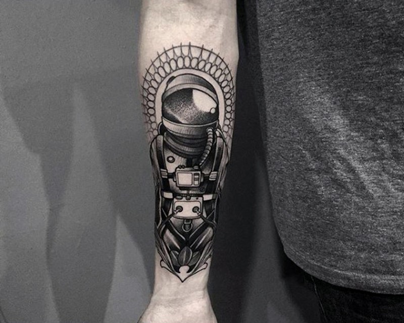 精确的黑白宇航员手臂纹身图案