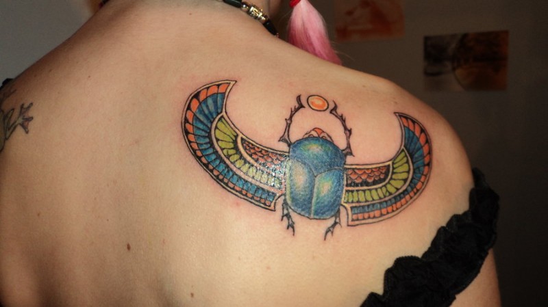 背部有趣的彩色部落圣甲虫纹身图案
