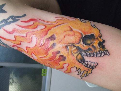 火焰骷髅彩绘手臂纹身图案