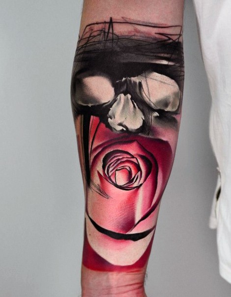 手臂神秘设计的彩色玫瑰与蒙面男子纹身图案