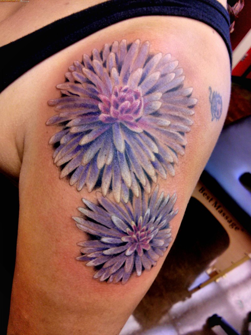 奇妙多彩的紫色花朵手臂纹身图案