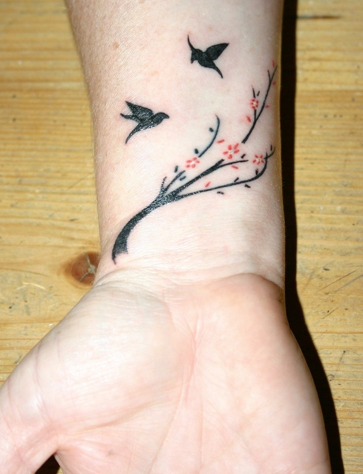 手腕可爱的小鸟和树枝纹身图案