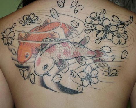 背部花朵与游泳的鲤鱼纹身图案
