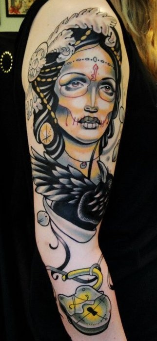 手臂死亡女郎与黑乌鸦和锁纹身图案