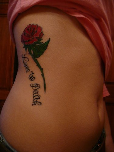 侧肋英文字母与美丽的玫瑰纹身图案