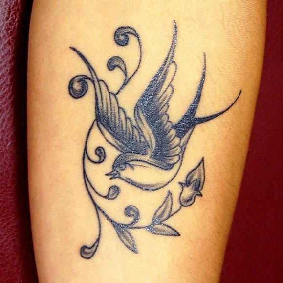 漂亮的燕子和藤蔓纹身图案