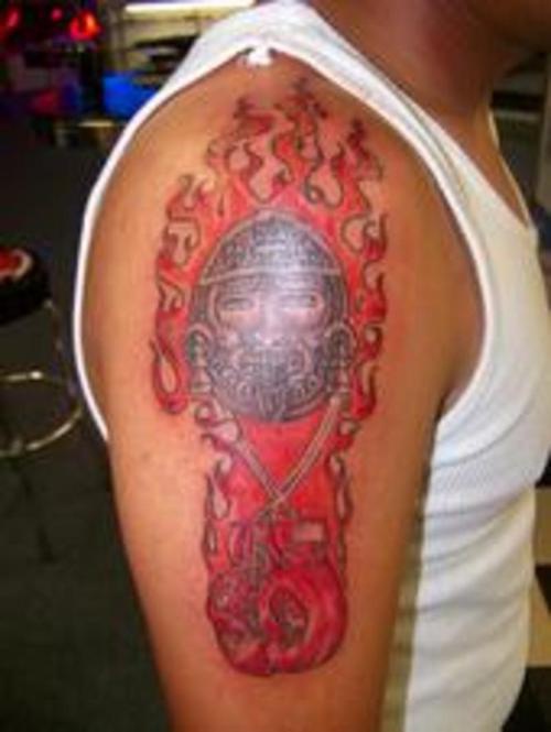大臂阿兹特克人战神彩色纹身图案