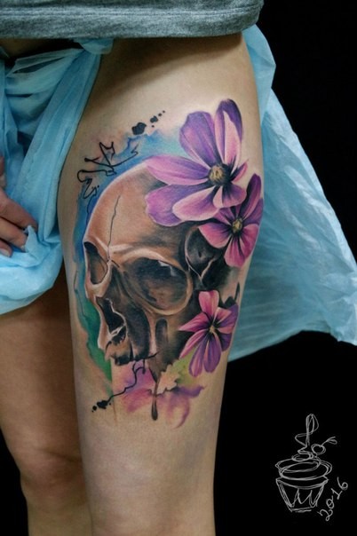 女生大腿美丽的彩色骷髅与紫色花朵纹身图案