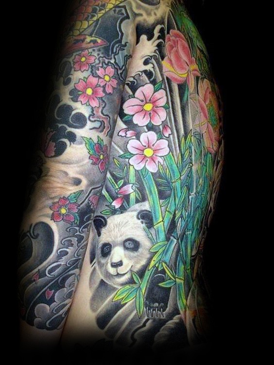 背部和手臂栩栩如生的彩色熊猫纹身图案