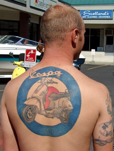 背部摩托车与蓝色圆圈纹身图案