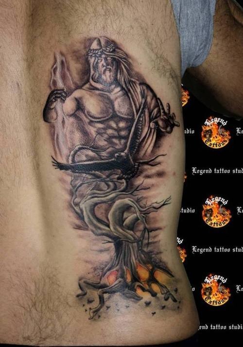 背部简单彩绘宙斯与树和乌鸦纹身图案