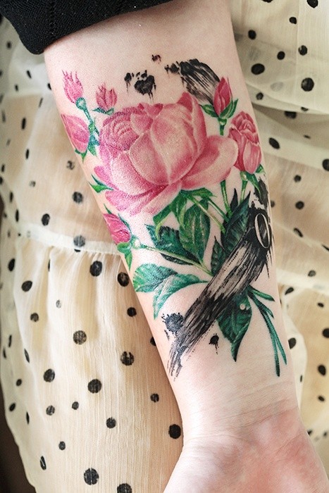 小臂美丽的粉红玫瑰纹身图案