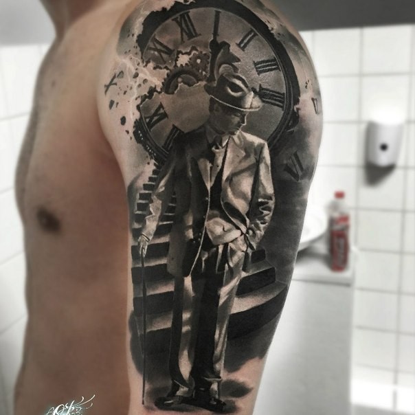 大臂奇怪的黑色old school男子与时钟纹身图案