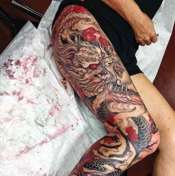 腿部独特设计的彩色亚洲龙花卉纹身图案