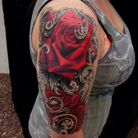 手臂精美的红色玫瑰与装饰纹身图案