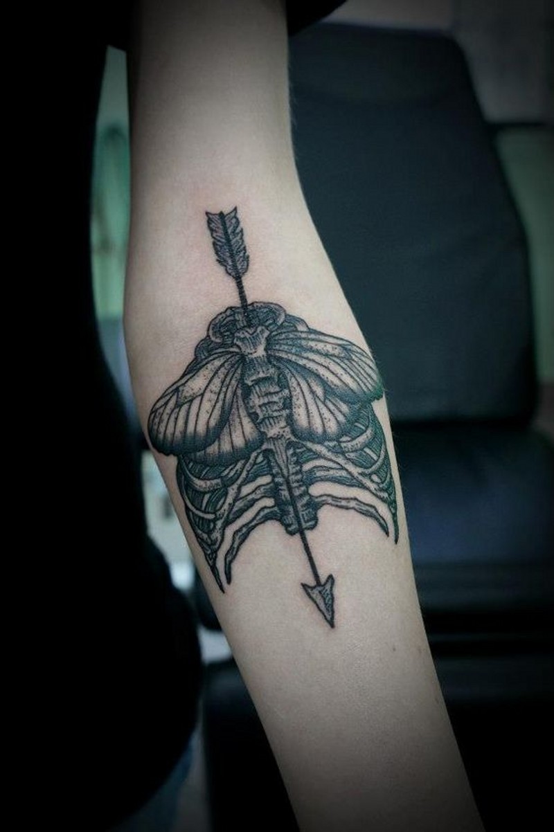 手臂人体骨骼和飞蛾箭臂组合纹身图案