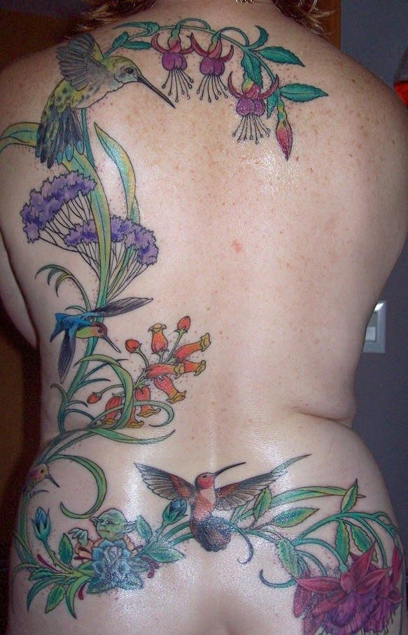 背部彩色的花朵和蜂鸟纹身图案