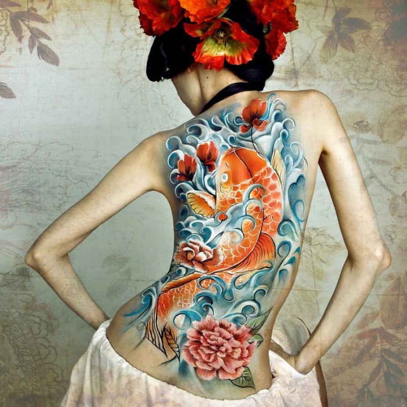 女生背部精彩的锦鲤花蕊纹身图案