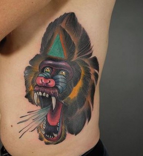 侧肋生动的彩色狒狒头像纹身图案